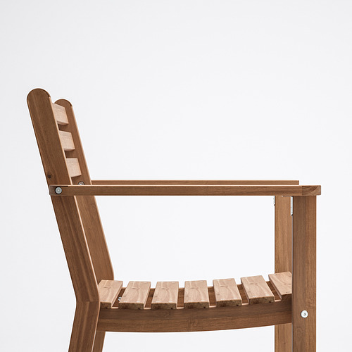 Silla de madera con diseño de listones y reposabrazos. Hecho de madera dura resistente.