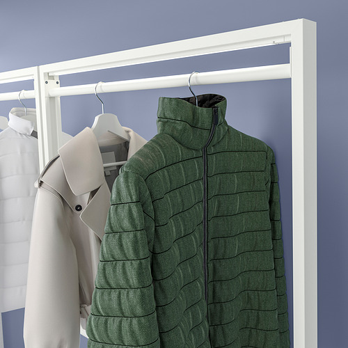 El estante vestido MITTZON exhibe chaqueta verde, abrigo gris y camisa blanca en perchas, ideal para organizar la ropa de abrigo.