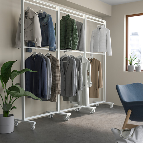 Perchero modular con chaquetas, cerca de planta y silla azul.