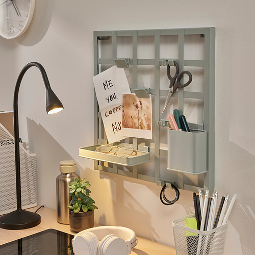 Organizador de pared con clips, ganchos y contenedores para notas, bolígrafos, llaves y teléfonos.