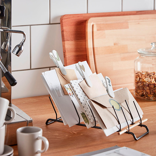 Encimera de cocina con portaplatos RINNIG, platos, cafetera, taza y tarro de aperitivos.