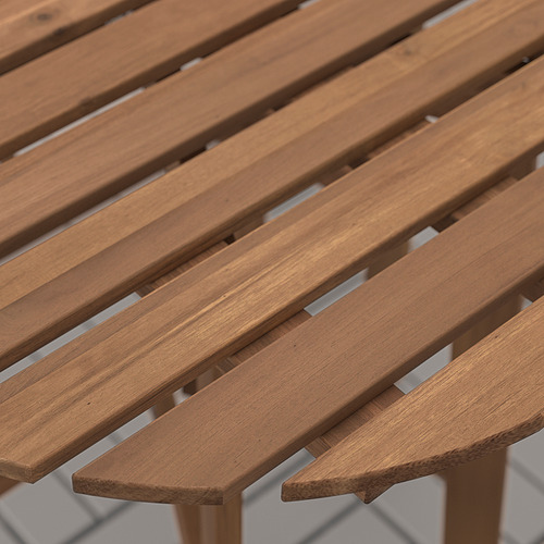 Primer plano de una mesa de ASKHOLMEN, mostrando sus listones de madera lisos, bien teñidos y entrelazados.