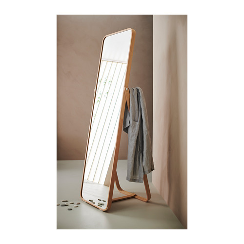 Espejo IKORNNES, exento, chapa de fresno, diseño minimalista, con gancho para la ropa, refleja el espacio.