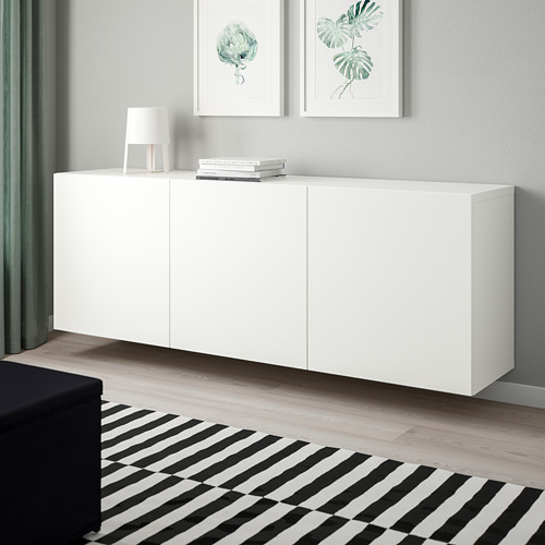 Armario de pared BESTÅ blanco; diseño moderno y minimalista; Más grande que la otomana negra, más pequeña que el arte enmarcado.