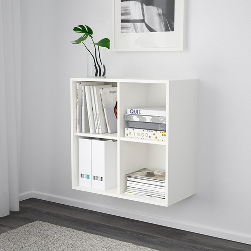 Estantería blanca de pared con tres compartimentos para guardar libros y juegos.