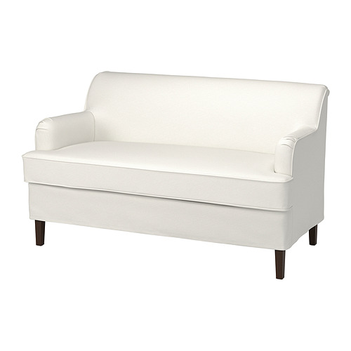 Un sofá de dos plazas ROCKSJÖN blanco y compacto con un diseño elegante y patas de madera oscura.