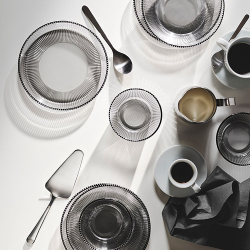Juego de vajilla gris HAVSGÄDDA: platos, cuencos, tazas con diseños de líneas.