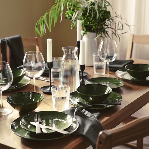 Mesa PELARKAKTUS verde oscuro con platos, vegetación y velas.