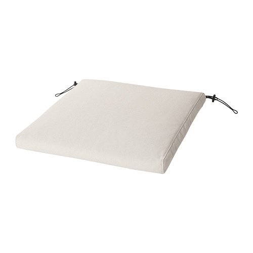 Un cojín de exterior rectangular de color beige llamado FRÖSÖN con correas elásticas para asegurarlo a una silla. Está diseñado para brindar comodidad y facilitar la limpieza.