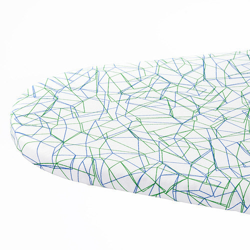 Textil de arte abstracto con patrones intrincados azules y verdes sobre fondo blanco.