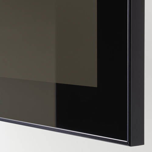 Primer plano del elegante borde negro del armario; Acabado suave y moderno.