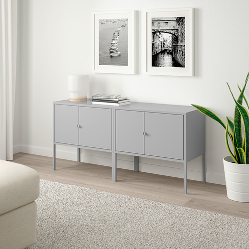 Aparador gris LIXHULT con 3 gabinetes, diseño moderno y elegante, se adapta bien debajo del arte de la pared, incluye patas o marco de metal delgado de pie.