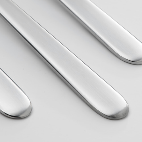 Cucharaditas modernas dispuestas cuidadosamente sobre una superficie elegante. Acero inoxidable, pulido para reflejar la luz, con un diseño elegante y minimalista.