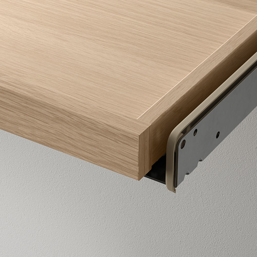 Un primer plano de un cajón de madera con un diseño elegante y guías metálicas resistentes, destacando su construcción de calidad.