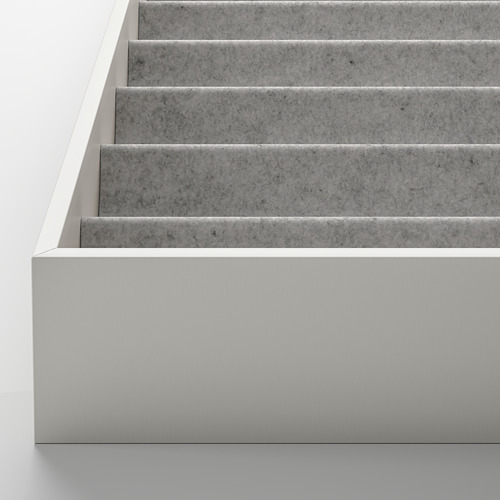Escalera de almacenaje moderna y minimalista en color gris claro. Peldaños sólidos y suaves con líneas limpias, ideales para organizar y exponer artículos.