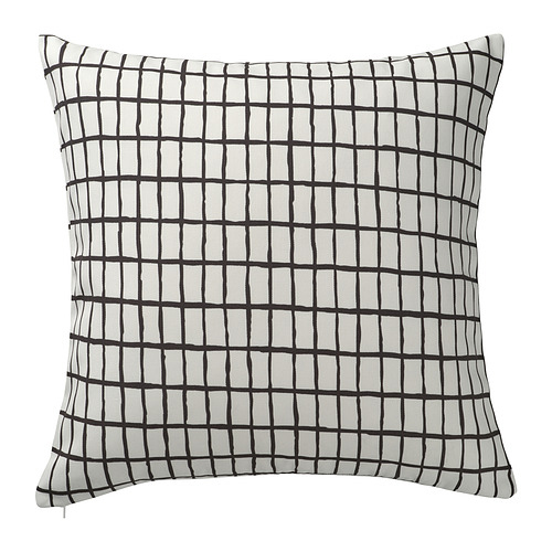Almohada cuadrada MÄSTERROT a cuadros blancos y negros diseño de group of ten, confeccionada en poliéster reciclado en funda con cremallera.