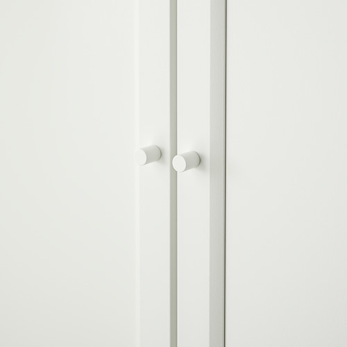 Dos puertas de armario blancas con pomos redondos, diseño limpio y moderno.