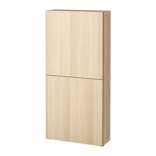 Mueble alto de madera clara con dos puertas. Diseño simple y rectangular para el almacenamiento en la pared.