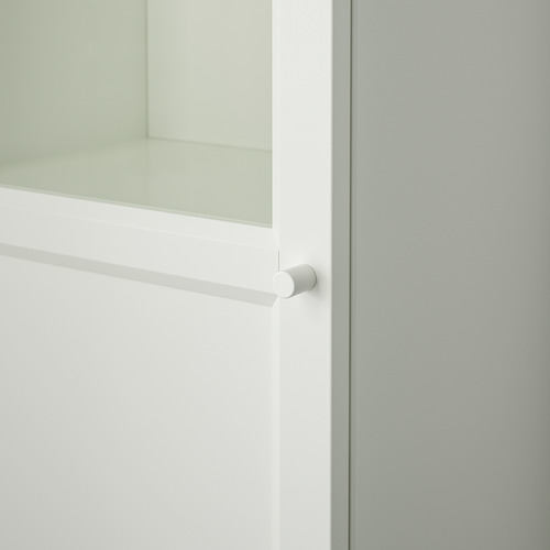 Primer plano de la bisagra de la puerta de la estantería BILLY, con un diseño blanco, elegante y resistente.