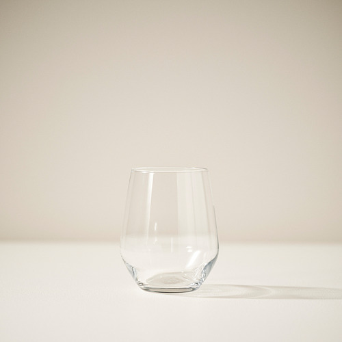 Elegante vaso de vidrio con bordes redondeados en una superficie brillante.