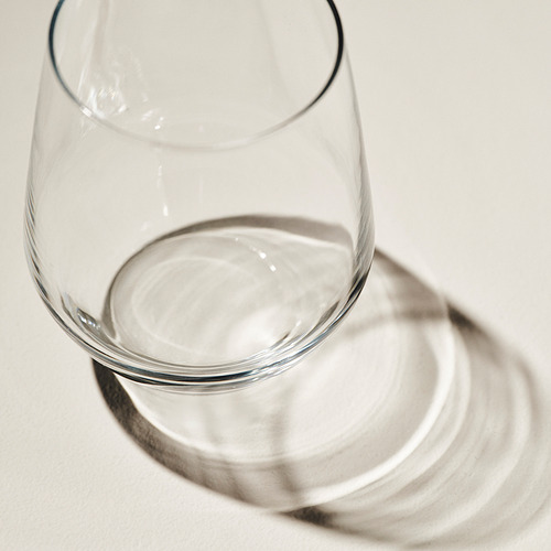 Copa de vino transparente con cazoleta ancha sobre superficie reflectante. Apto para lavavajillas y duradero, con claridad y aroma.