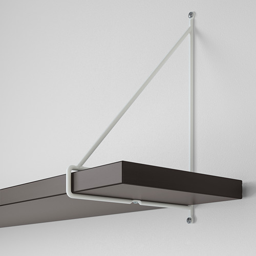 Elegante estante de pared con soportes en ángulo; Diseño moderno, construcción robusta.