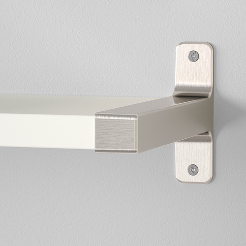 Estante de pared moderno montado con herrajes entre soportes, con un acabado de metal cepillado y un diseño elegante de borde cuadrado.