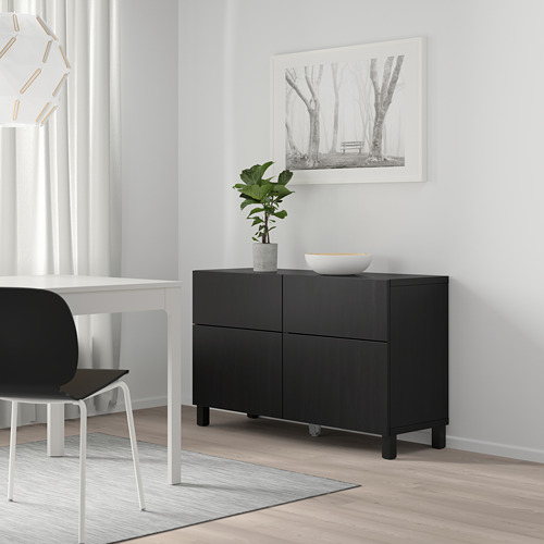 Aparador BESTÅ negro de líneas limpias, dos cajones, dos puertas, ideal para espacios pequeños junto a un juego de comedor blanco.