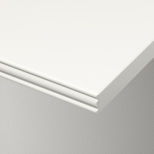 Una elegante estantería de pared blanca con un borde pulido, que refleja calidad y diseño moderno.