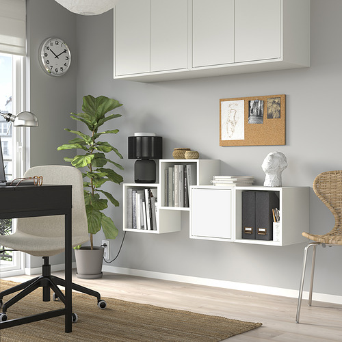 Moderna oficina en casa con estantes EKET, libros, decoración, escritorio, reloj, planta, tablero de corcho.