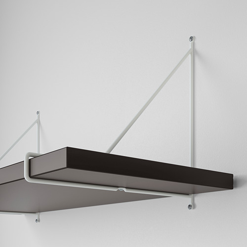 Estantería de pared rectangular negra con soportes metálicos blancos fijados a una pared blanca. El estante se monta de forma segura con tornillos visibles.