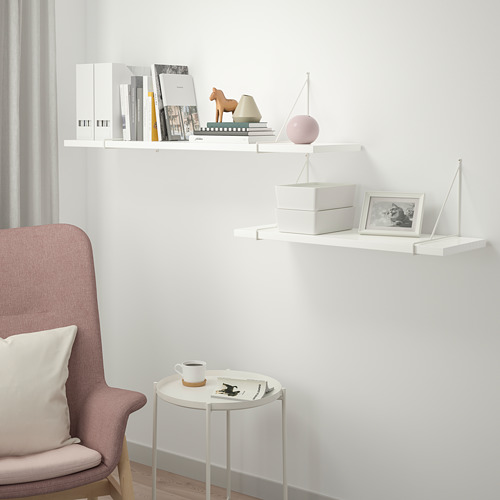 Estantería de pared BERGSHULT con globo terráqueo, libros y silla.