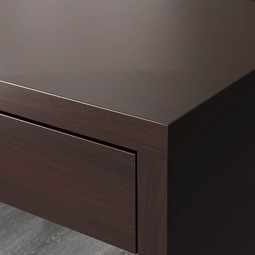 Escritorio de madera oscura con bordes elegantes, con acabados de alta calidad y diseño minimalista.