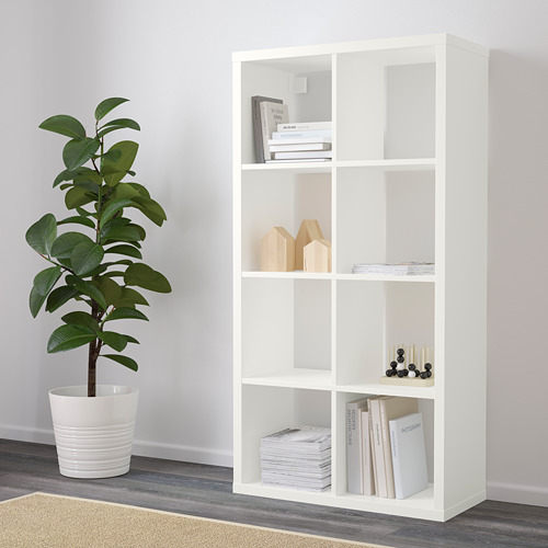 Estantería FLYSTA con libros, decoración y plantas.
