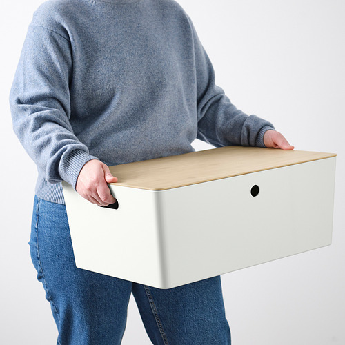 Persona sosteniendo una gran caja de almacenamiento blanca con asas. Perfecto para organizar consolas de juegos o artículos de pasatiempos.