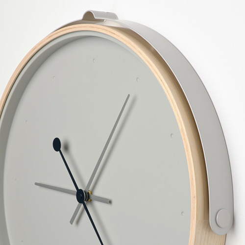 Moderno reloj silencioso con diseño minimalista, marco de madera clara y manecillas de metal. Apariencia limpia y elegante.