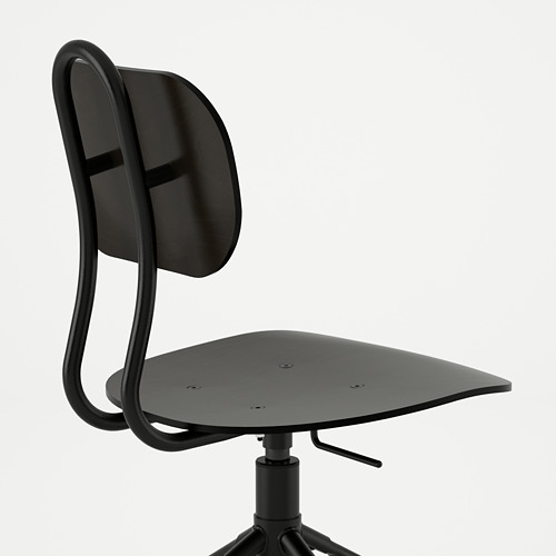 Silla de oficina negra con altura regulable y reposapiés de anillo metálico.