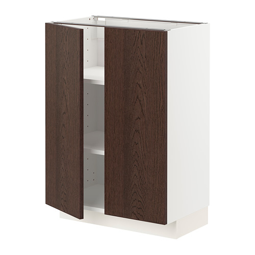 Un mueble de cocina METOD blanco con puertas de madera sinarp marrón oscuro, abierto para mostrar un único estante blanco ajustable en el interior.