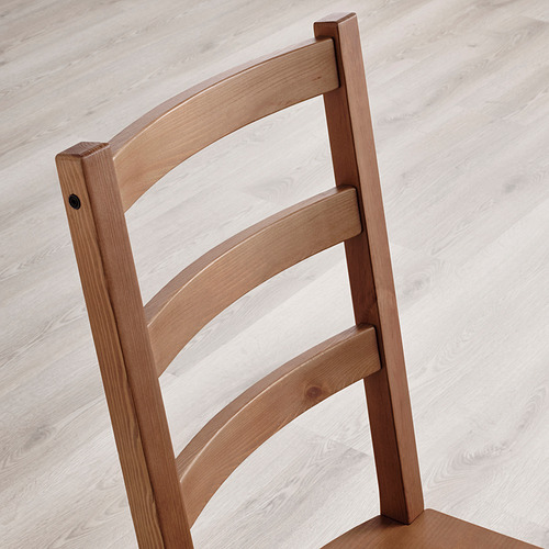 Primer plano: respaldo de silla de pino macizo y resistente, bien elaborado con un acabado suave.