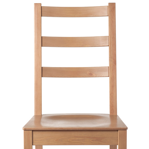 Silla de madera con diseño de respaldo de escalera, resistente y duradera. El asiento y el respaldo están diseñados para brindar comodidad y soporte.