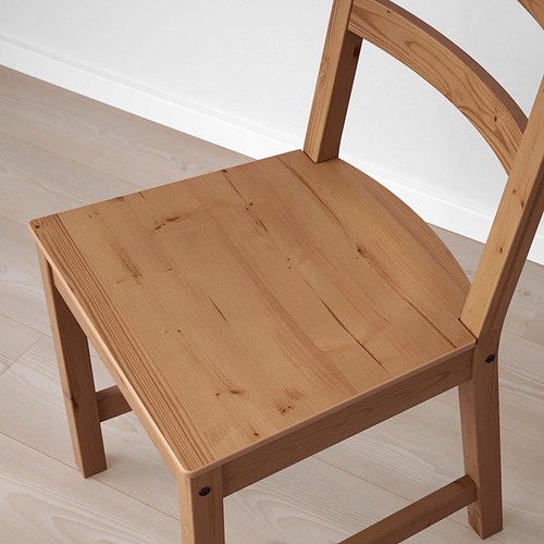 Silla moderna de madera con respaldo alto, respaldo inferior protector y asiento profundo para mayor comodidad.