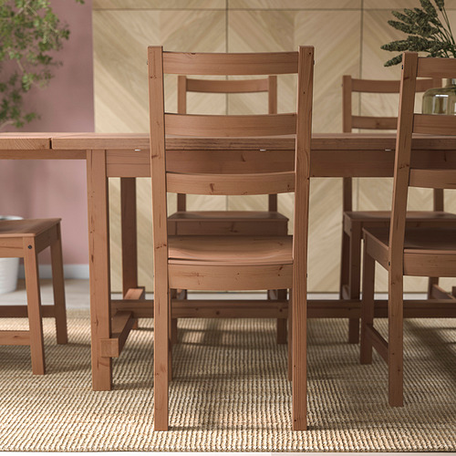 Sillas de madera dispuestas alrededor de una mesa, diseñadas para la comodidad y el apoyo postural.