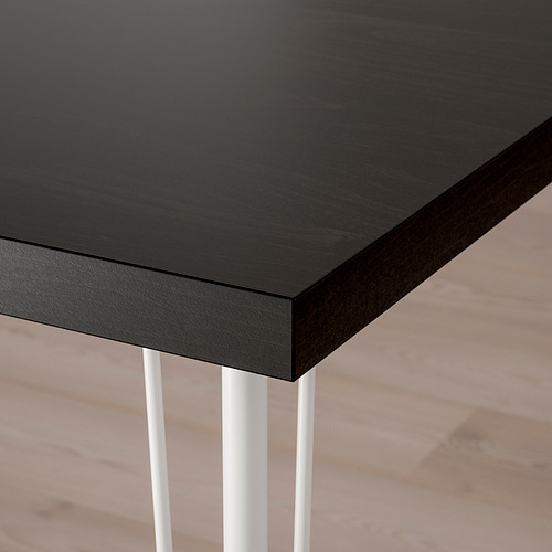 Un elegante tablero negro con patas blancas, con bordes limpios y un acabado suave y moderno.