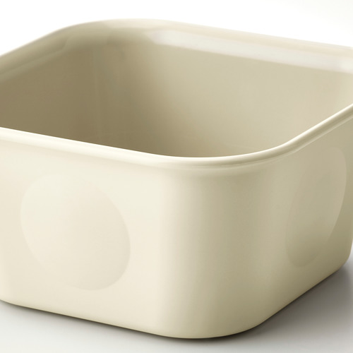 Pequeña caja de almacenamiento de plástico beige, superficie limpia y lisa. Diseño sencillo y cuadrado.