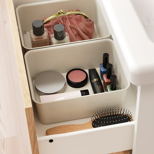Cajón organizador alto de plástico con artículos de maquillaje y cepillo. Maximiza el espacio y mantiene las cosas ordenadas.