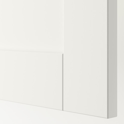 Puerta de armario moderna blanca, elegante y minimalista, parte de un sistema de almacenamiento platsa.