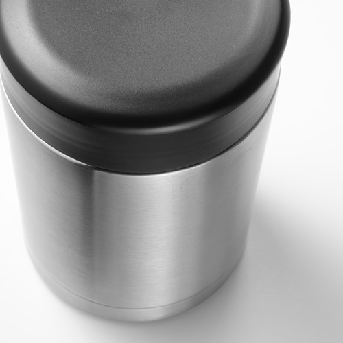 Primer plano de un elegante matraz de vacío plateado con tapa negra, que muestra su cuerpo de acero inoxidable brillante y duradero.
