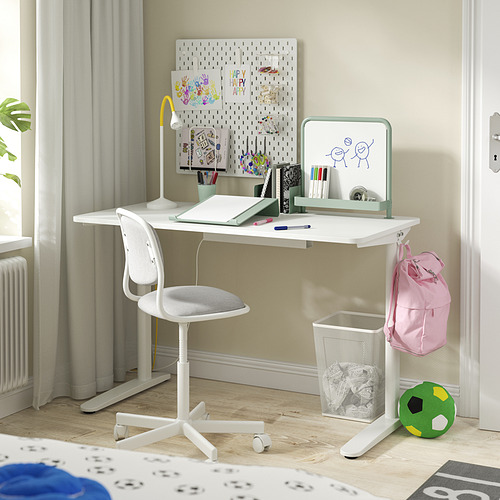 Escritorio de estudio para niños con pizarra, silla y organizadores. El escritorio incluye una pizarra magnética blanca, una lámpara amarilla y un estante de almacenamiento.