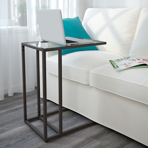 Sala de estar moderna con sofá blanco y soporte para computadora portátil VITTSJÖ.