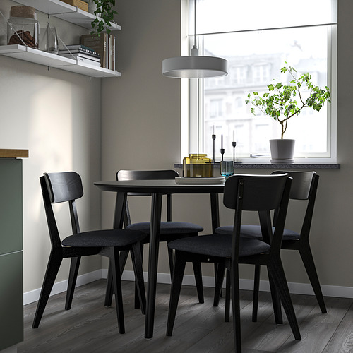 Moderna mesa de comedor LISABO negra con cuatro sillas a juego, diseño elegante, colocada cerca de la ventana, iluminación brillante, decoración elegante.